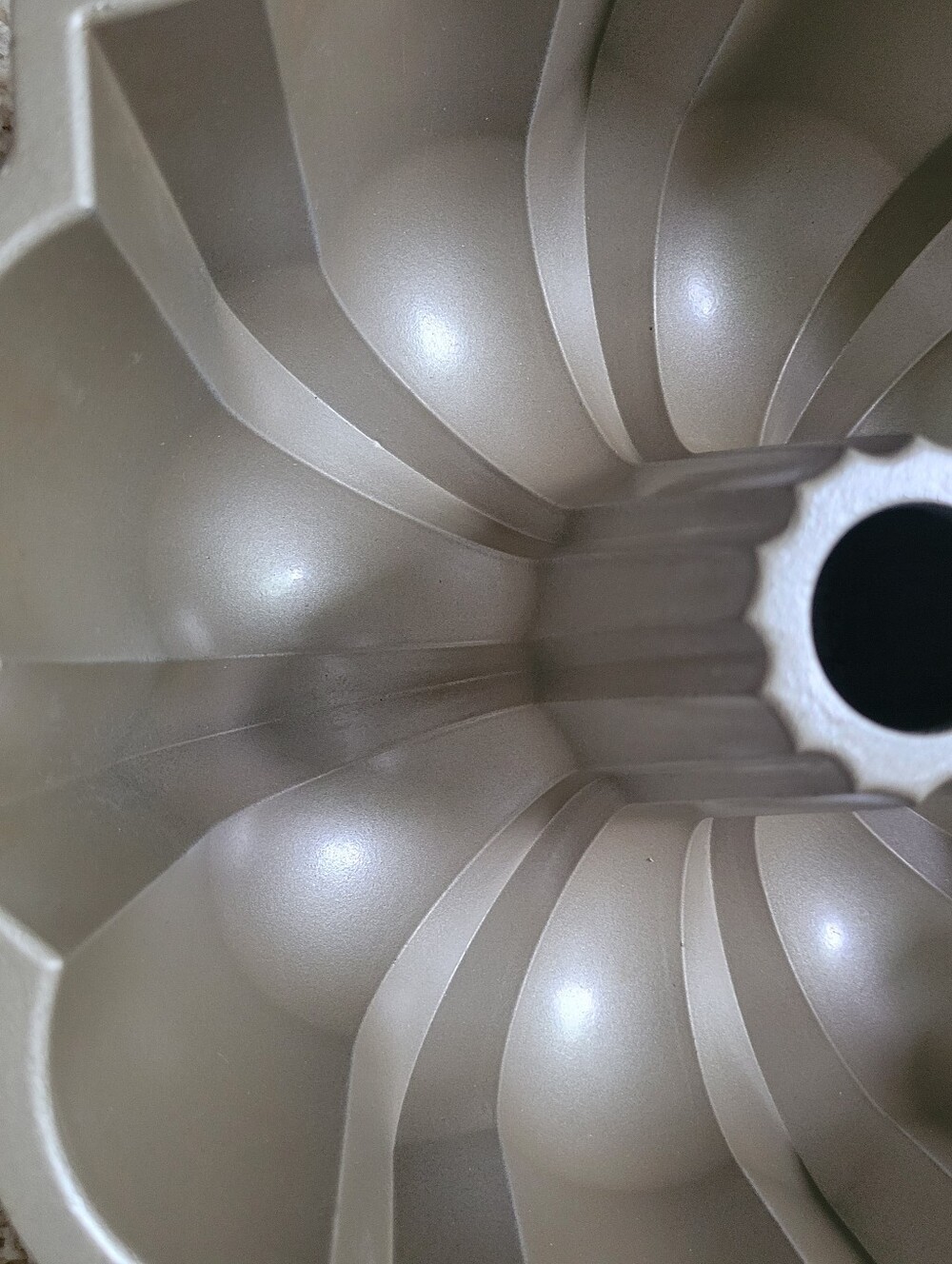 Nordic Ware 10-15 cups Bundt Cake Pan - Picture 4 of 11